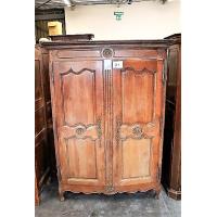 oude houten kledingkast vv 2 deuren, afm plm 130x50x195cm, licht beschadigd